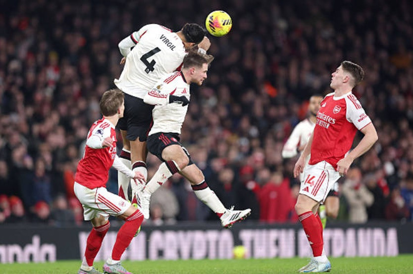 Virgil van Dijk chỉ huy hàng phòng ngự Liverpool