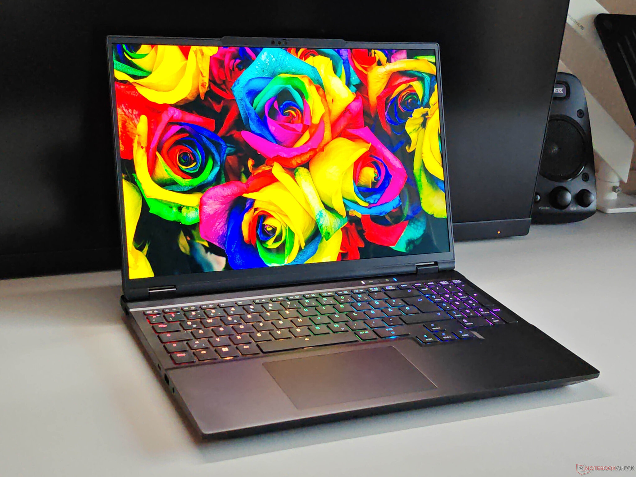 Laptop gaming XMG Fusion 16 (M25) với thiết kế hiện đại