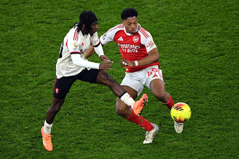 Jeremie Frimpong nỗ lực tạt bóng