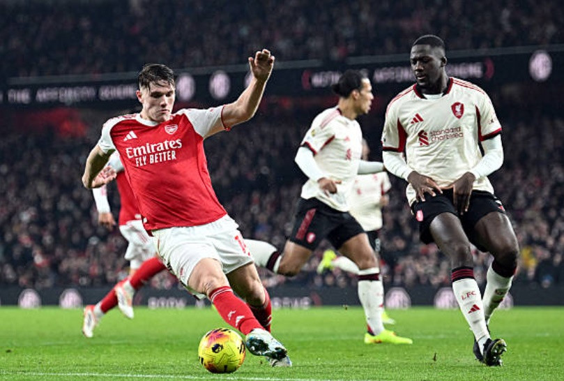 Ibrahima Konate tranh chấp mạnh mẽ với tiền đạo Arsenal