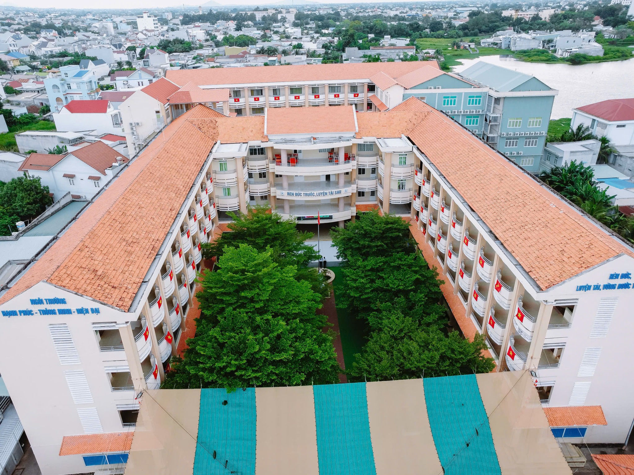 Quang cảnh Trường Lê Lợi (ảnh làm nền trang tuyên truyên)