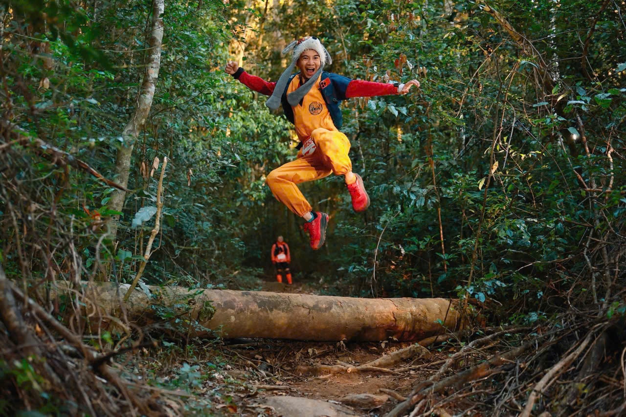 Nhiều vận động vi&ecirc;n tham gia giải với phong c&aacute;ch h&oacute;a trang (cosplay) đa dạng, tạo điểm nhấn sinh động cho đường chạy