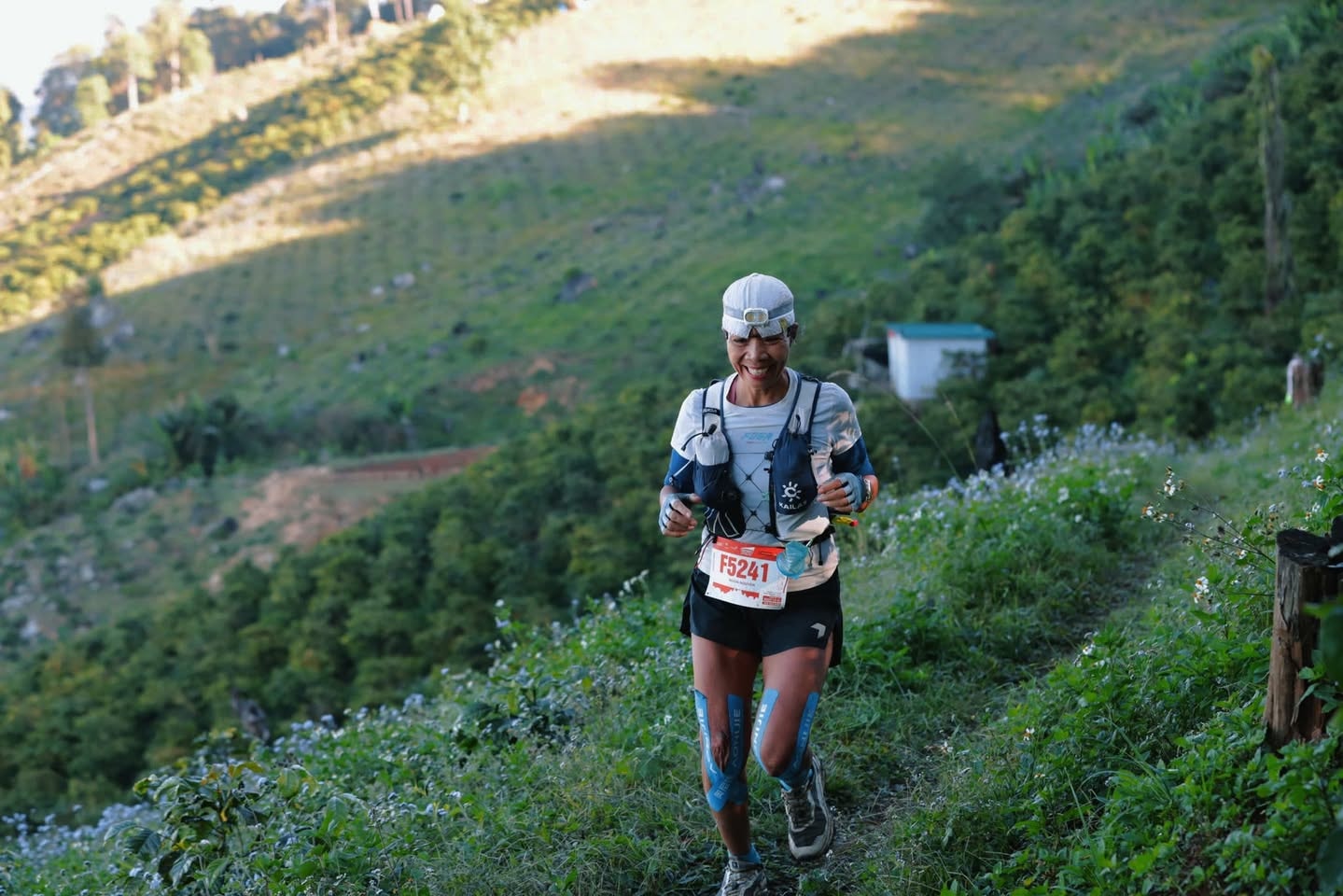 C&aacute;c vận động vi&ecirc;n thi đấu ở c&aacute;c cự ly 10km, 25km v&agrave; 50km, xuất ph&aacute;t theo từng khung giờ ph&ugrave; hợp với điều kiện chuy&ecirc;n m&ocirc;n