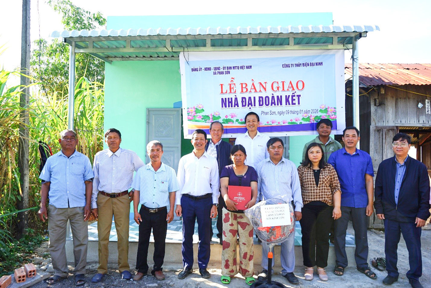 Bàn giao nhà Đại đoàn kết cho hộ gia đình Mơ Mi
