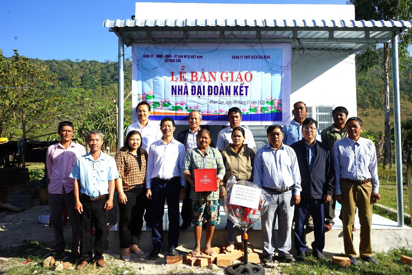 Bàn giao nhà Đại đoàn kết cho hộ gia đình Mơ Yến