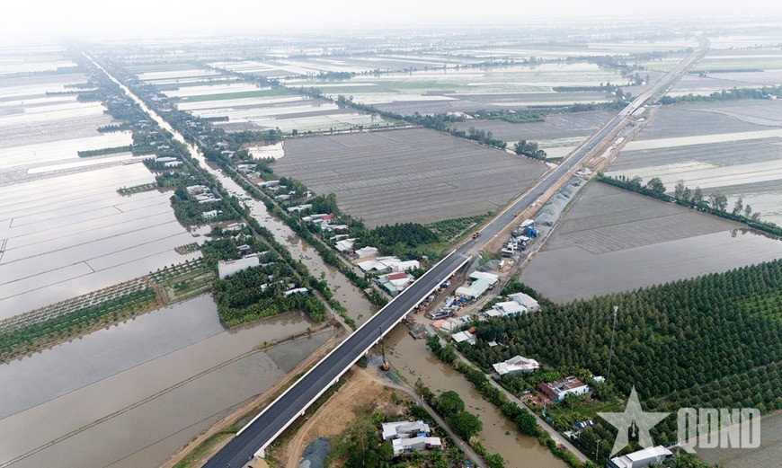 Hình ảnh thi công thực tế tại một đoạn của dự án cao tốc Châu Đốc - Cần Thơ - Sóc Trăng.