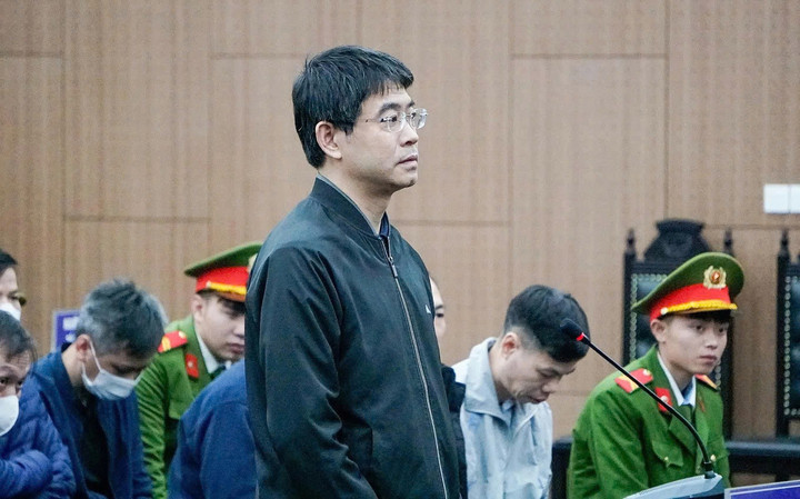 Bị cáo Lê Hoàng khóc tại phiên tòa xét xử vụ án Cục An toàn thực phẩm.