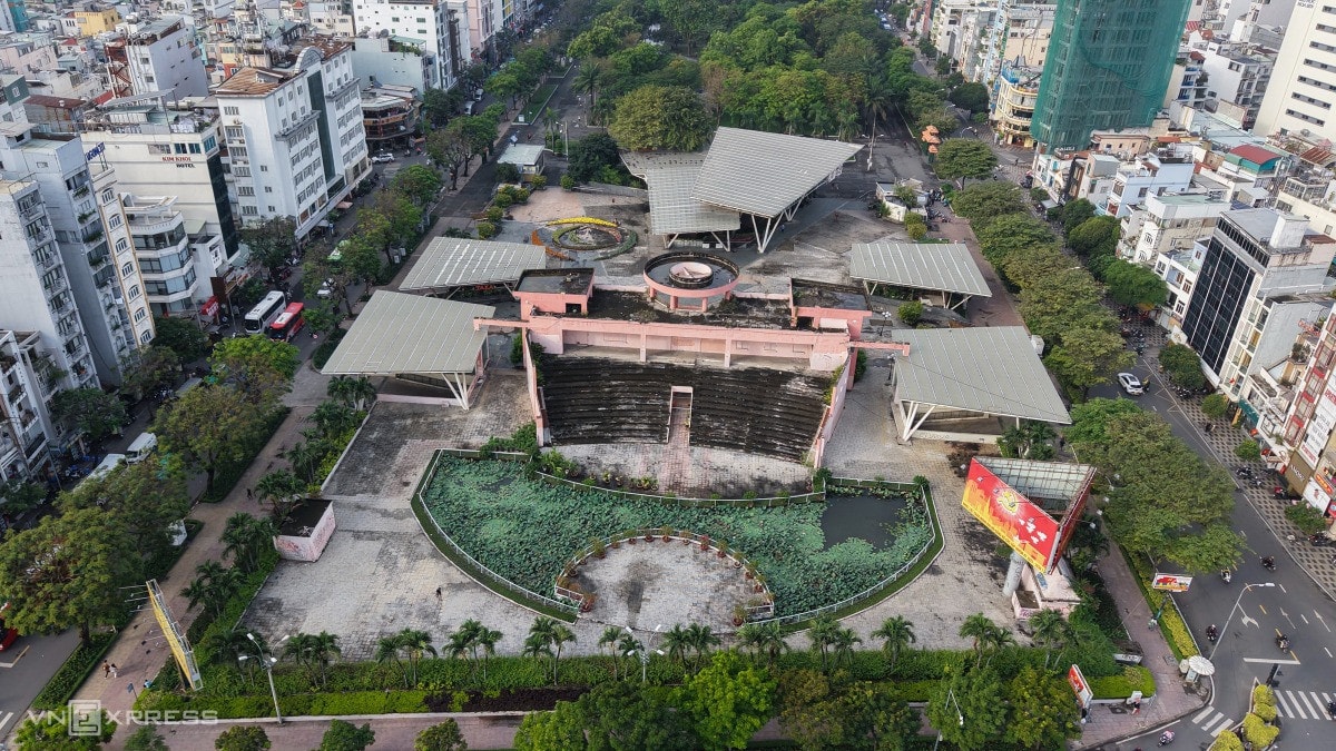 Các hạng mục khán đài và phòng chức năng tại sân khấu Sen Hồng bị xuống cấp, rêu mốc bao phủ