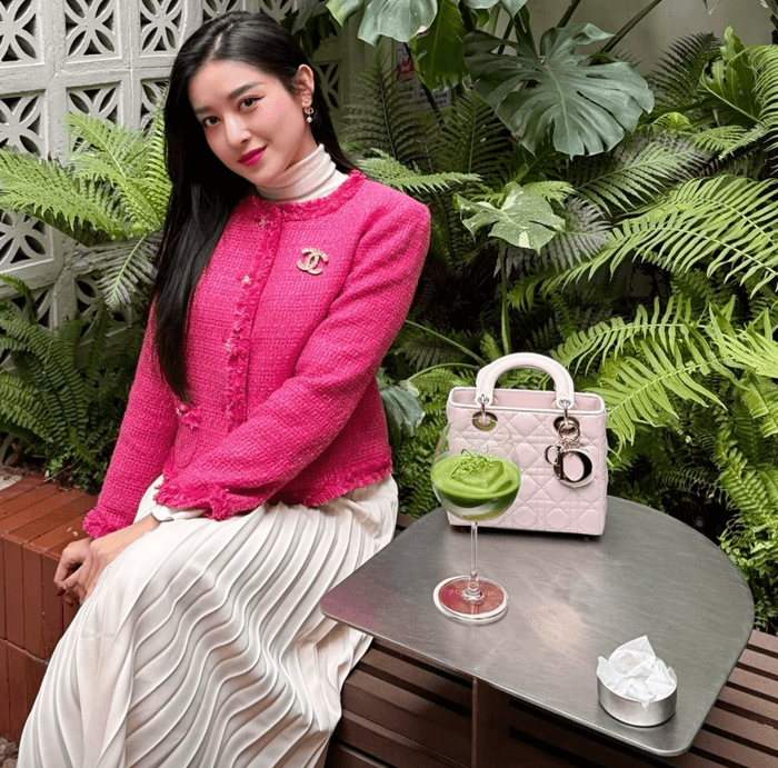 Á hậu Huyền My xuất hiện với trang phục nữ tính và thần thái rạng rỡ trong những ngày đầu năm 2026.