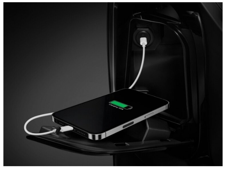 Cổng sạc USB tiện lợi được bố trí trong hốc chứa đồ phía trước của xe máy điện Honda UC3
