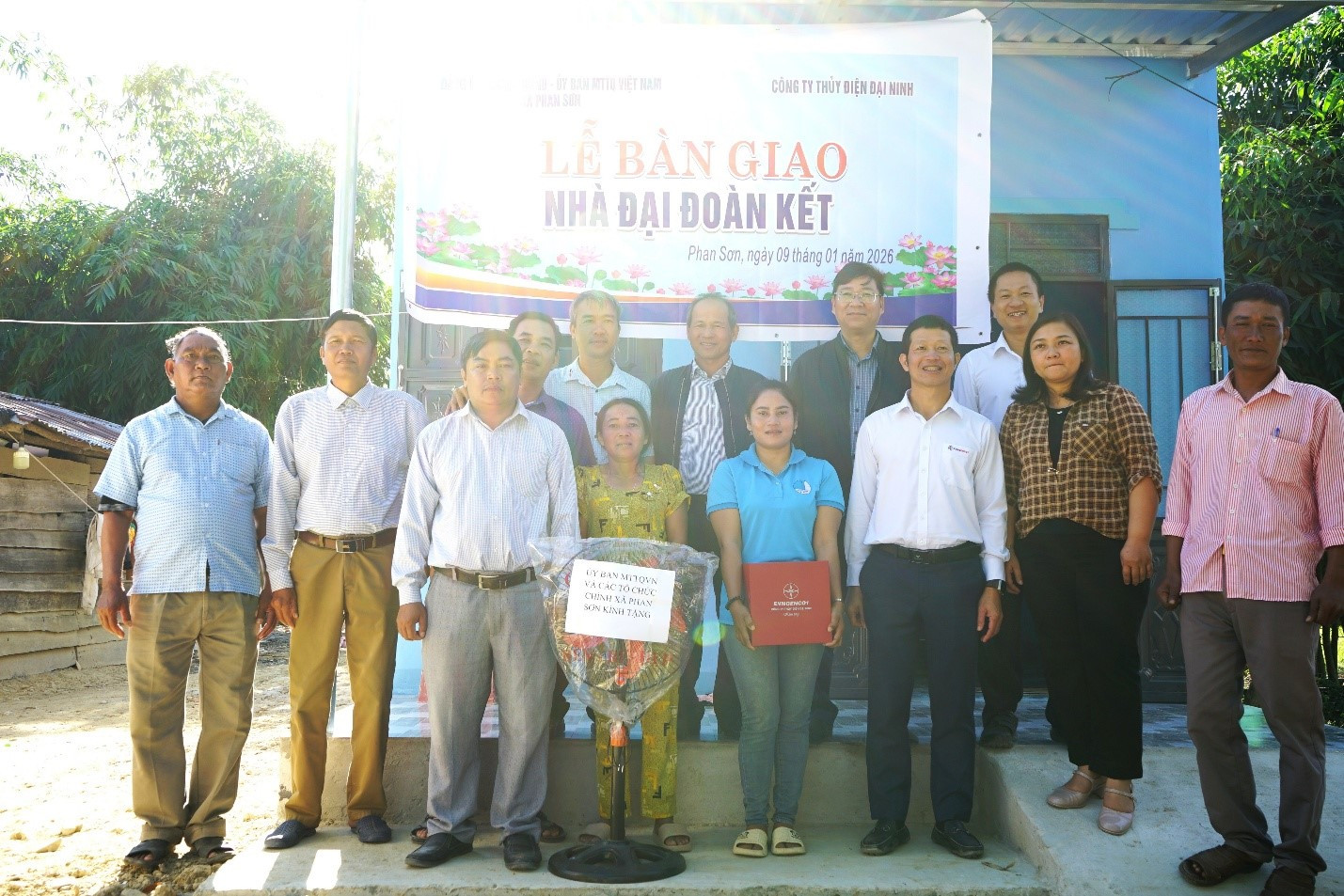 Niềm vui của gia đình Đào Thị Linh khi chính thức nhận bàn giao nhà Đại đoàn kết và ổn định nơi ở mới