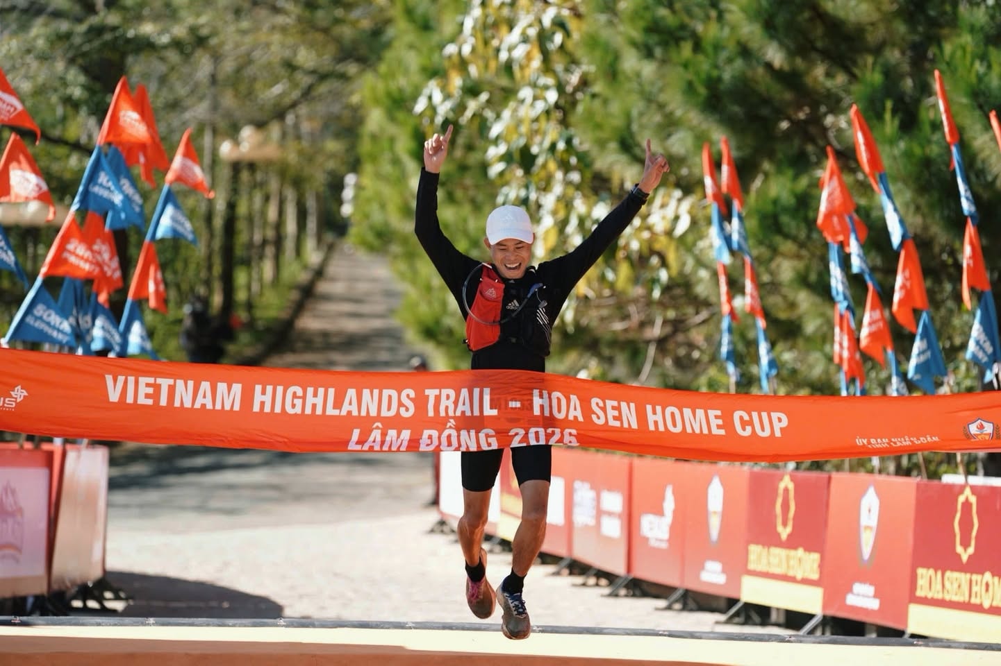 Vận động vi&ecirc;n Văn B&igrave;nh, Top 1 cự ly 10km tại Giải Vietnam Highlands Trail - Hoa Sen Home Cup L&acirc;m Đồng 2026