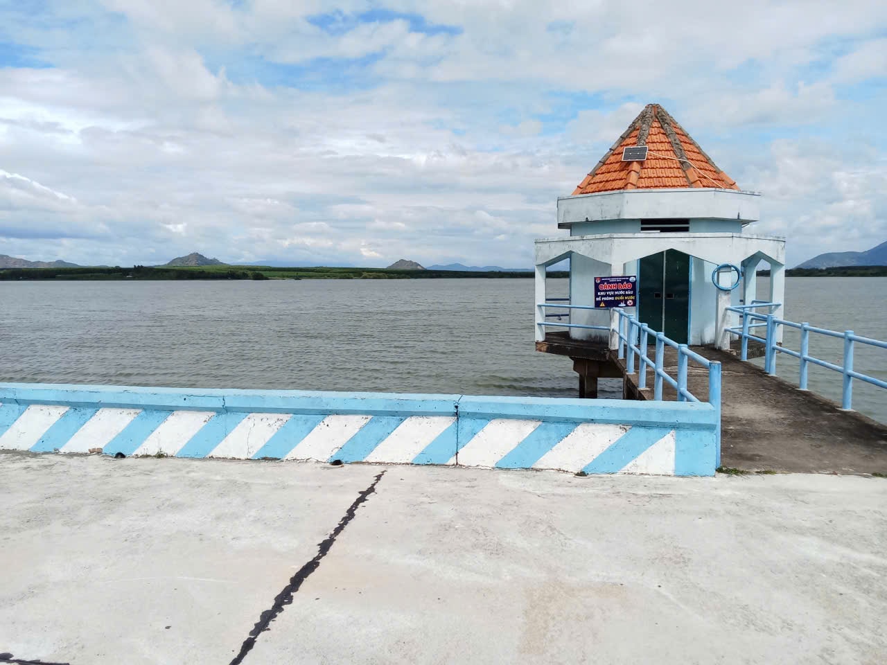 Gia1Ho Nui Dat is full of water