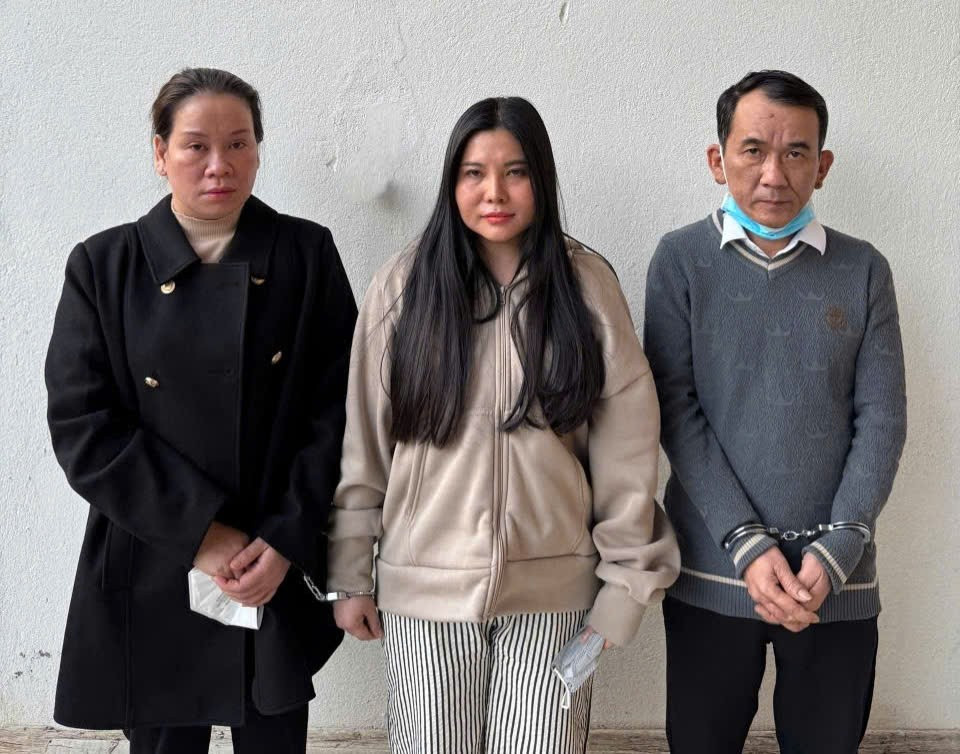 Đối tượng Ngô Thị Dúp cùng các nhân viên liên quan tại cơ sở Hoa Sứ bị cơ quan Công an tạm giữ để điều tra.