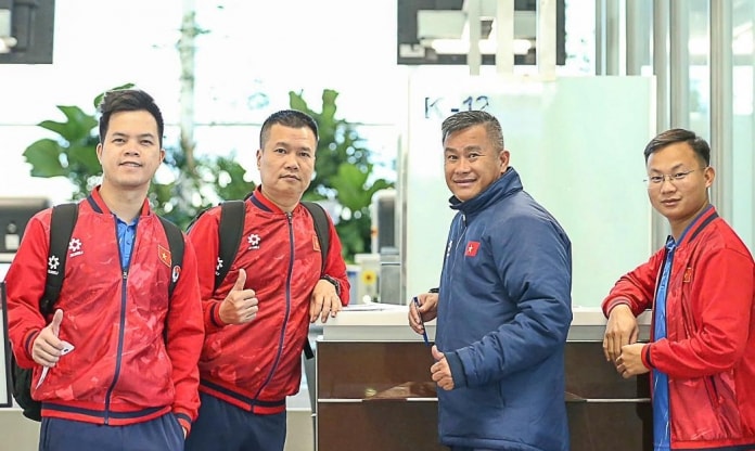 HLV Kim Sang Sik và trợ lý Đinh Hồng Vinh trên sân tập