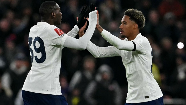 Wilson Odobert ghi bàn cho Tottenham.