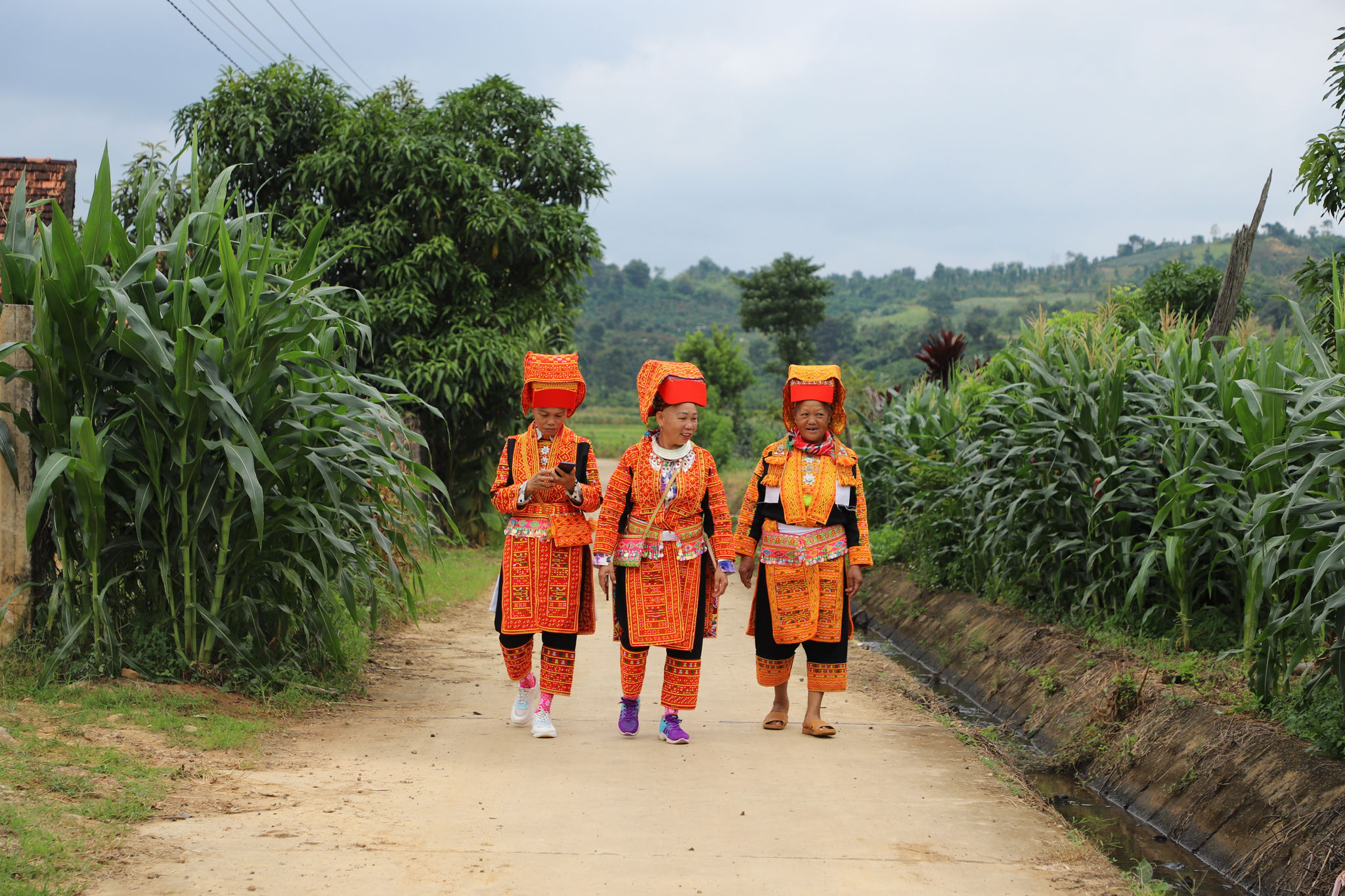 Trong đời sống sinh hoạt hằng ngày, người Dao Lù Gang luôn trân trọng, gìn giữ và phát huy vẻ đẹp trang phục truyền thống của dân tộc mình