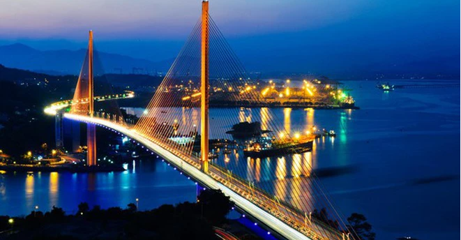 Toàn cảnh cầu Bãi Cháy lung linh ánh đèn về đêm