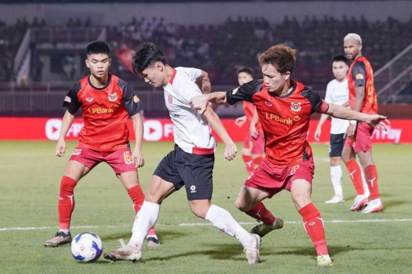 Nguyễn Lê Phát và đàn anh Hoàng Đức tại CLB Ninh Bình