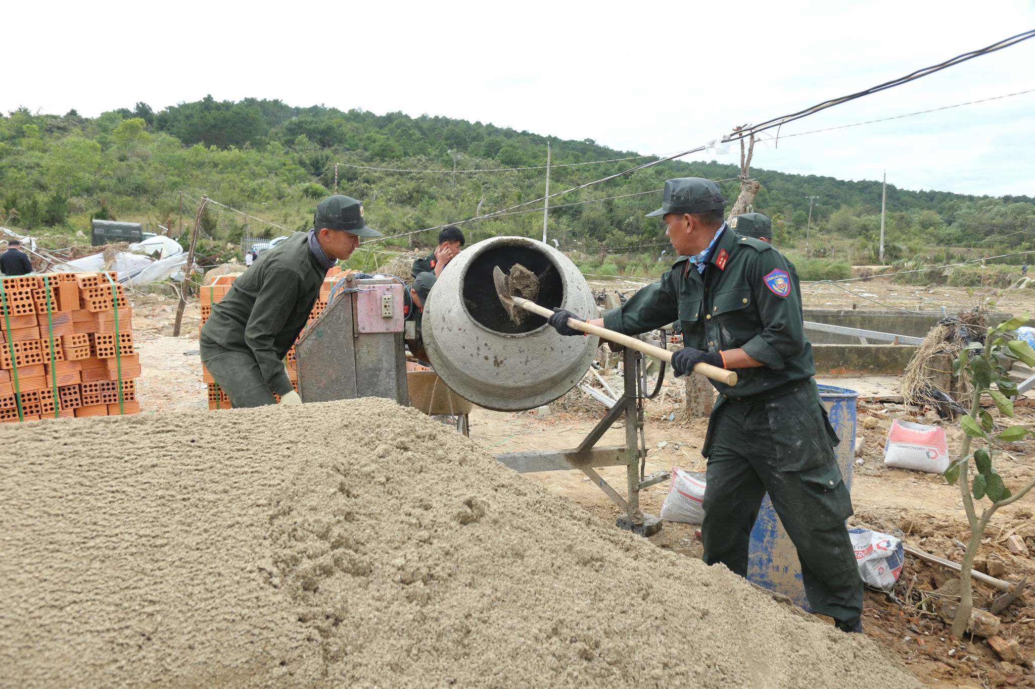 Công an tỉnh Lâm Đồng đã huy động tối đa lực lượng tham gia giúp người dân xây dựng nhà trong chiến dịch Quang Trung
