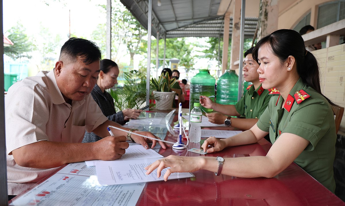 Cán bộ hướng dẫn thủ tục hành chính