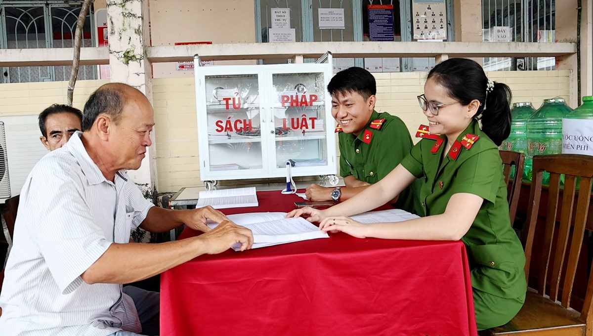Cán bộ công an tư vấn pháp luật cho người dân