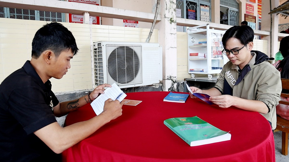 Thanh niên tra cứu tài liệu pháp luật