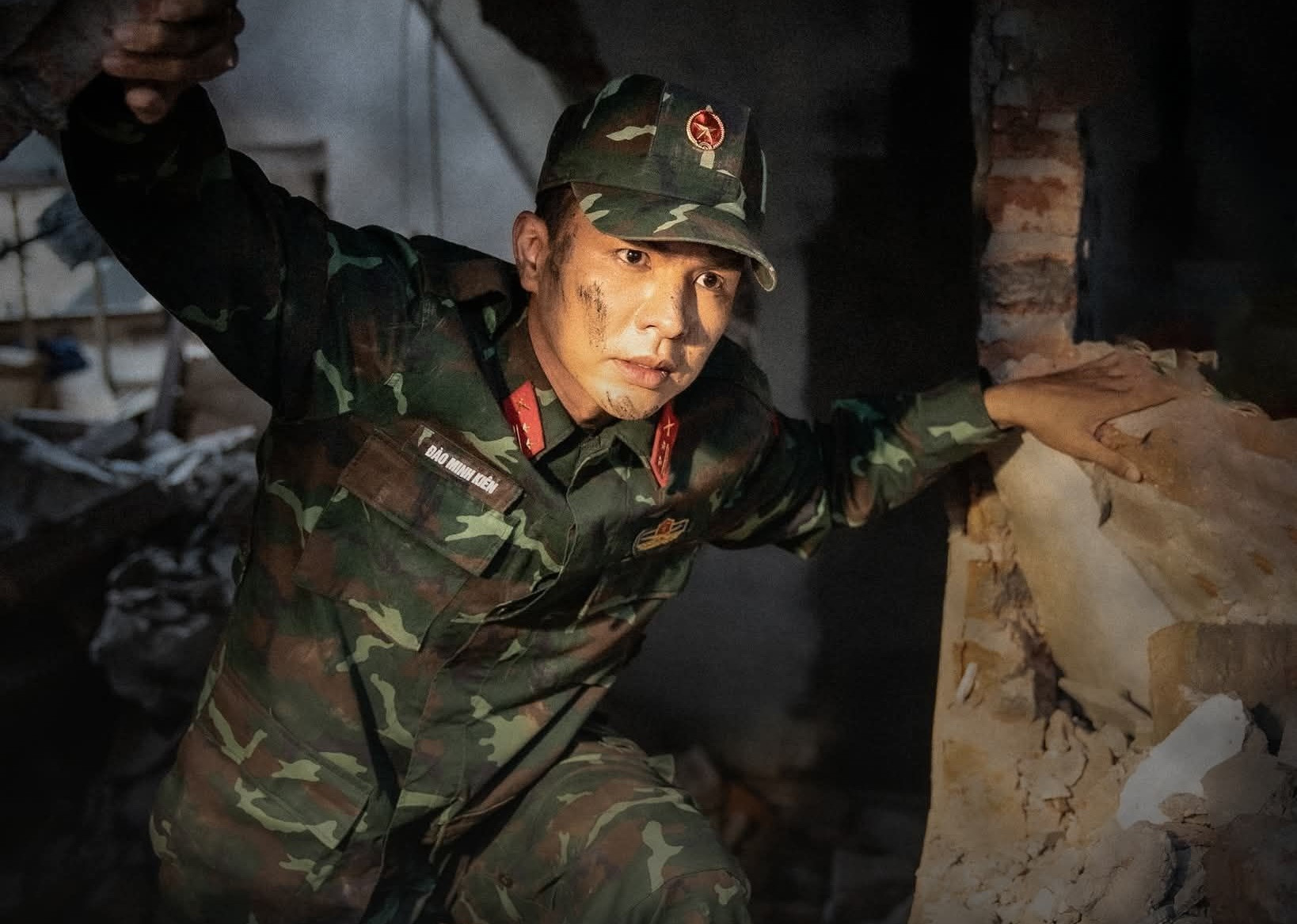 Steven Nguyễn trong vai Trung tá Đào Minh Kiên