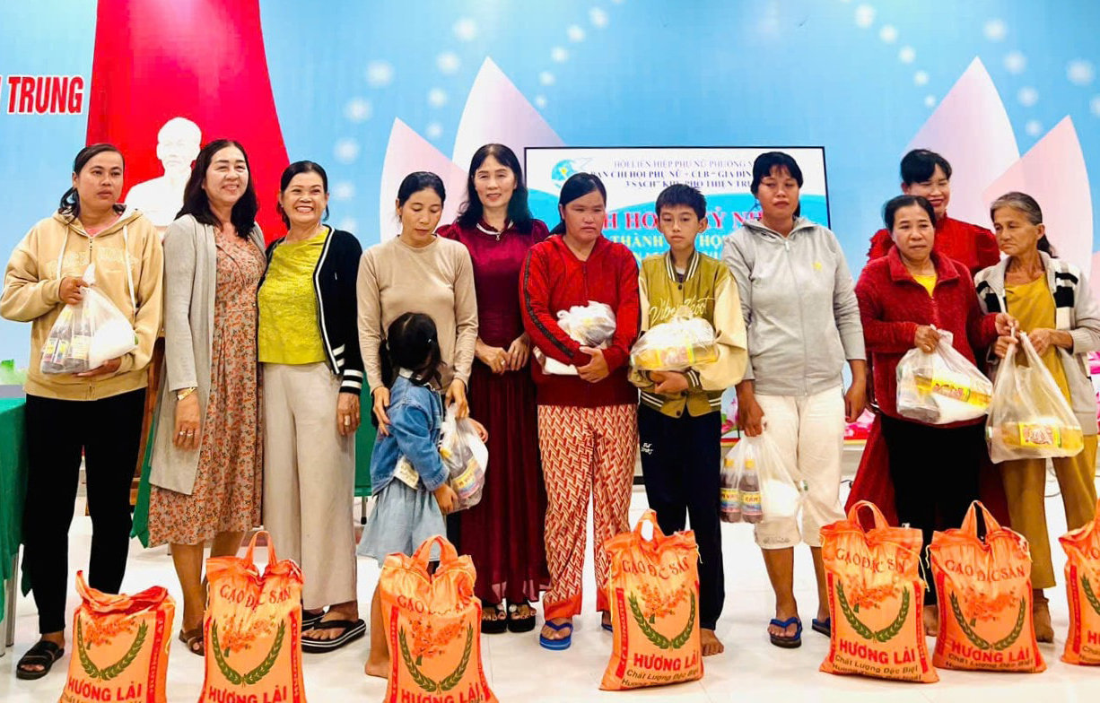 1tu-so-tien-tiet-kiem-heo-dat-chi-hoi-phu-nu-tang-qua-cho-hoi-vien-ngheo.jpg
