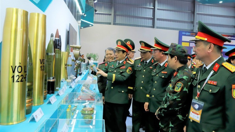Đại tướng Phan Văn Giang, Ủy viên Bộ Chính trị, Phó Bí thư Quân ủy Trung ương, Bộ trưởng Quốc phòng cùng các lãnh đạo Tổng cục Công nghiệp Quốc phòng tham quan sản phẩm Công nghiệp quốc phòng trưng bày tại triển lãm Quốc phòng quốc tế Việt Nam 2024. image-7.jpg