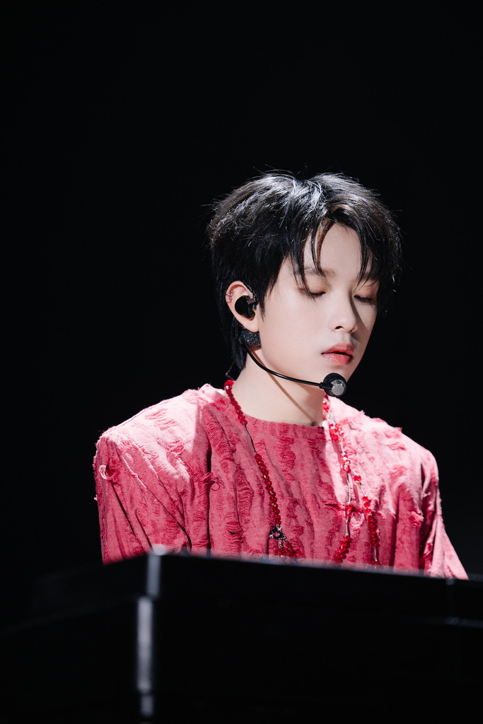 Phúc Nguyên trình diễn piano