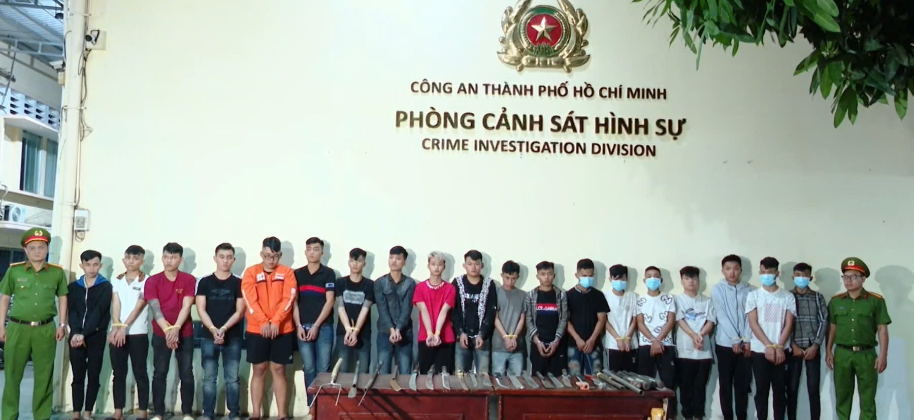Nhóm đối tượng liên quan đến vụ hỗn chiến tại phường Chánh Hưng bị triệu tập về cơ quan Công an.
