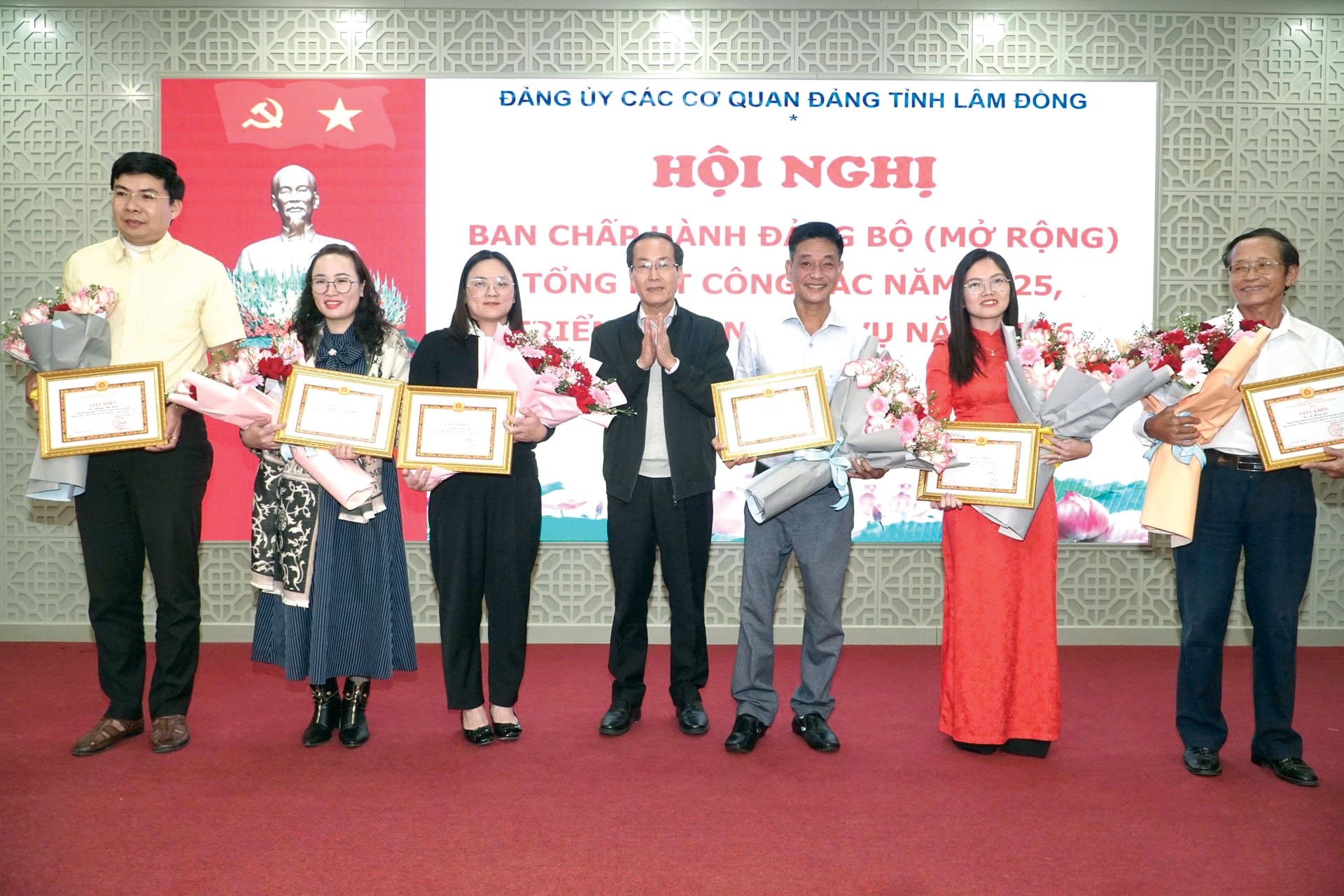Đồng chí Huỳnh Ngọc Anh - Ủy viên Ban Thường vụ Tỉnh ủy, Trưởng Ban Nội chính Tỉnh ủy, Phó Bí thư Thường trực Đảng ủy Các cơ quan Đảng tỉnh tặng giấy khen cho 6 đảng viên đạt tiêu chuẩn “Hoàn thành xuất sắc nhiệm vụ” 5 năm liền (2021 - 2025).