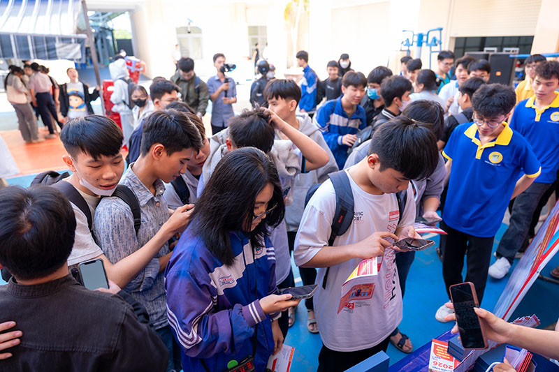 Học sinh tham gia tư vấn chọn ngành.