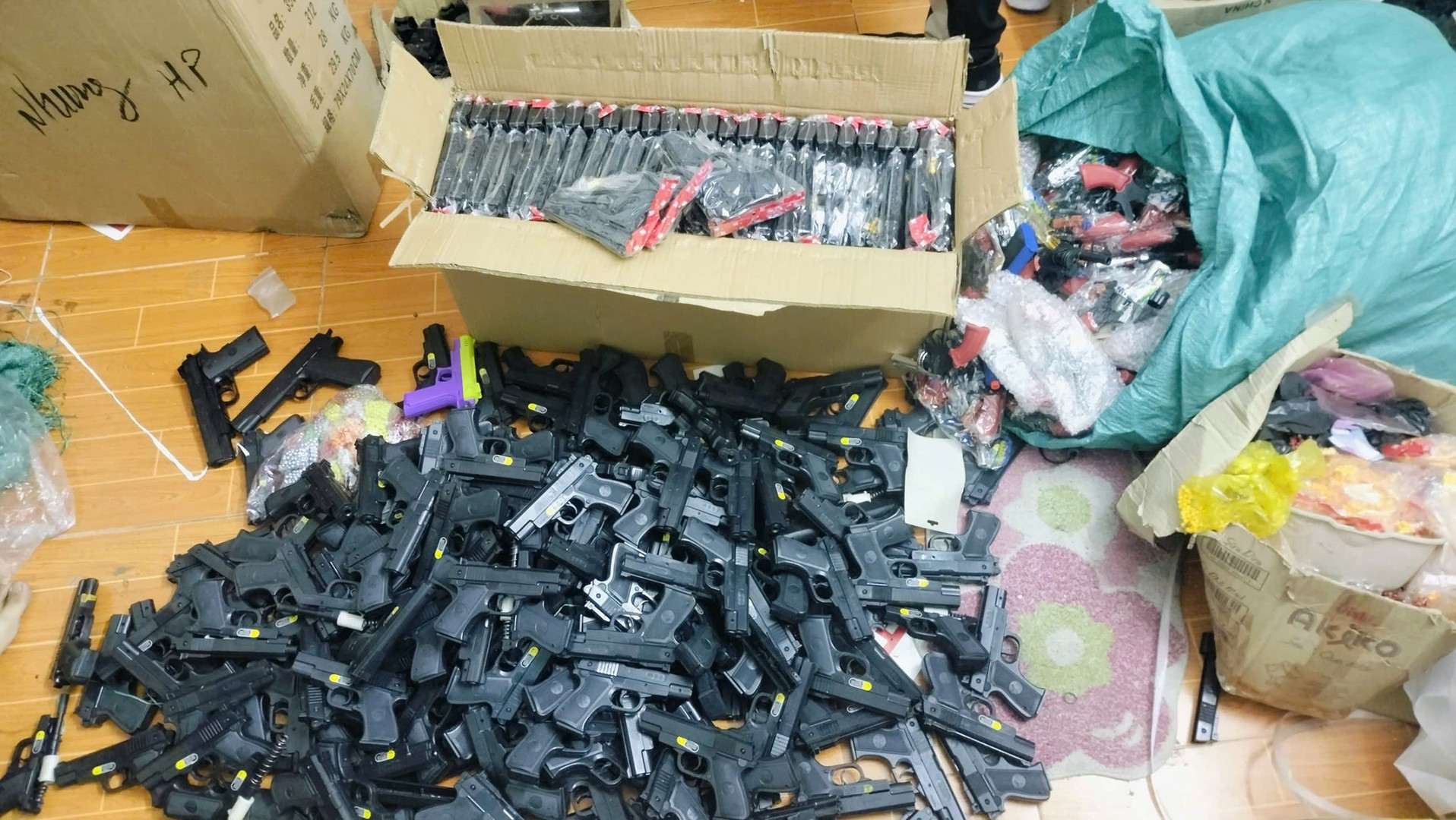 Lực lượng chức năng kiểm kê số lượng súng nhựa và đạn bi do đối tượng Đ.C.D giao nộp