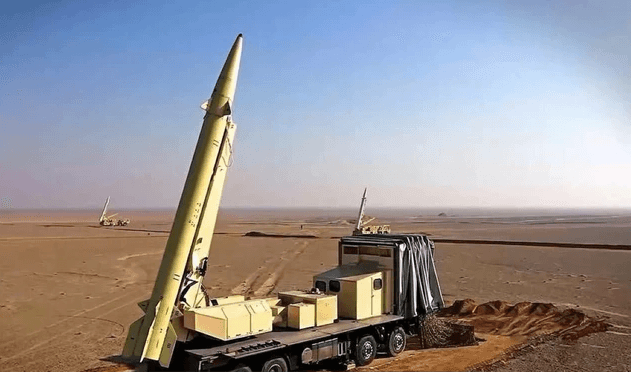 Tên lửa đạn đạo siêu vượt âm Fattah của Iran trong buổi lễ ra mắt