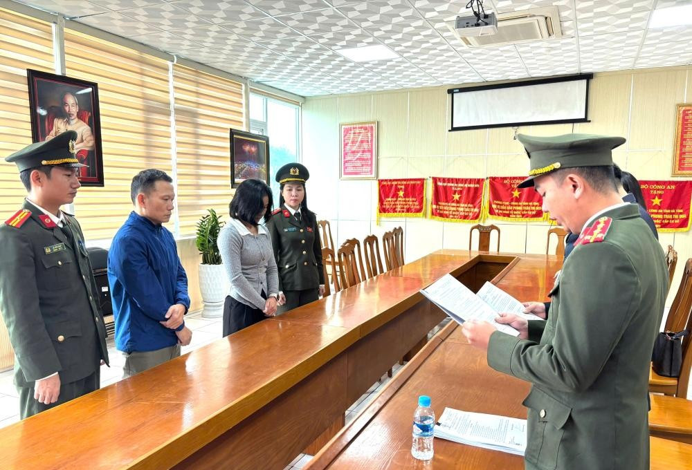 Cơ quan An ninh điều tra công bố các quyết định và lệnh đối với Phan Thị Thu Hường và Võ Văn Hoài.