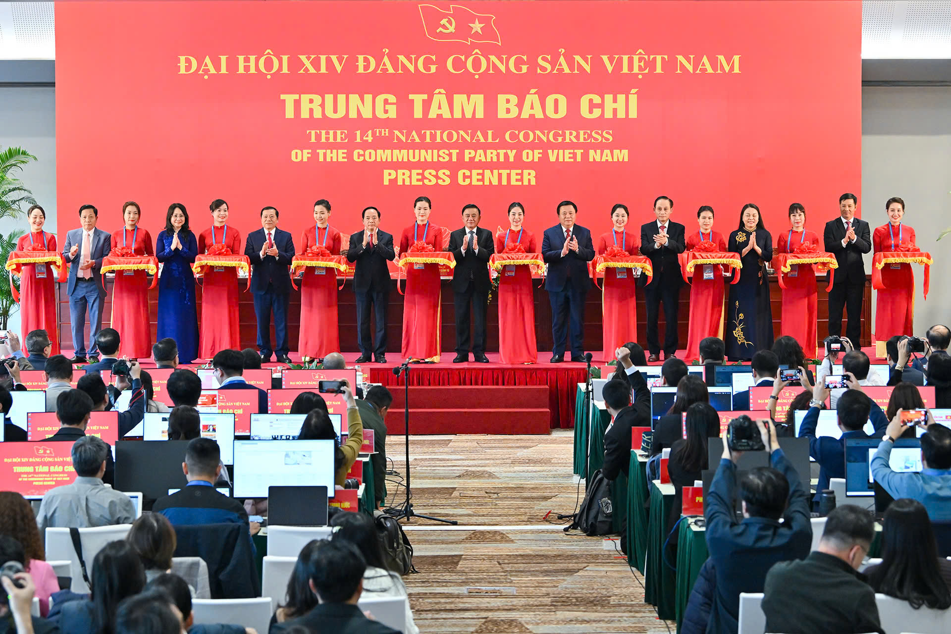 Các đồng chí lãnh đạo cắt băng khánh thành Trung ta