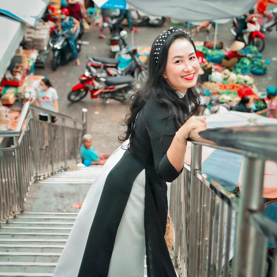 Chị Thu Vân lưu giữ những hình ảnh Tết qua góc chợ truyền thống