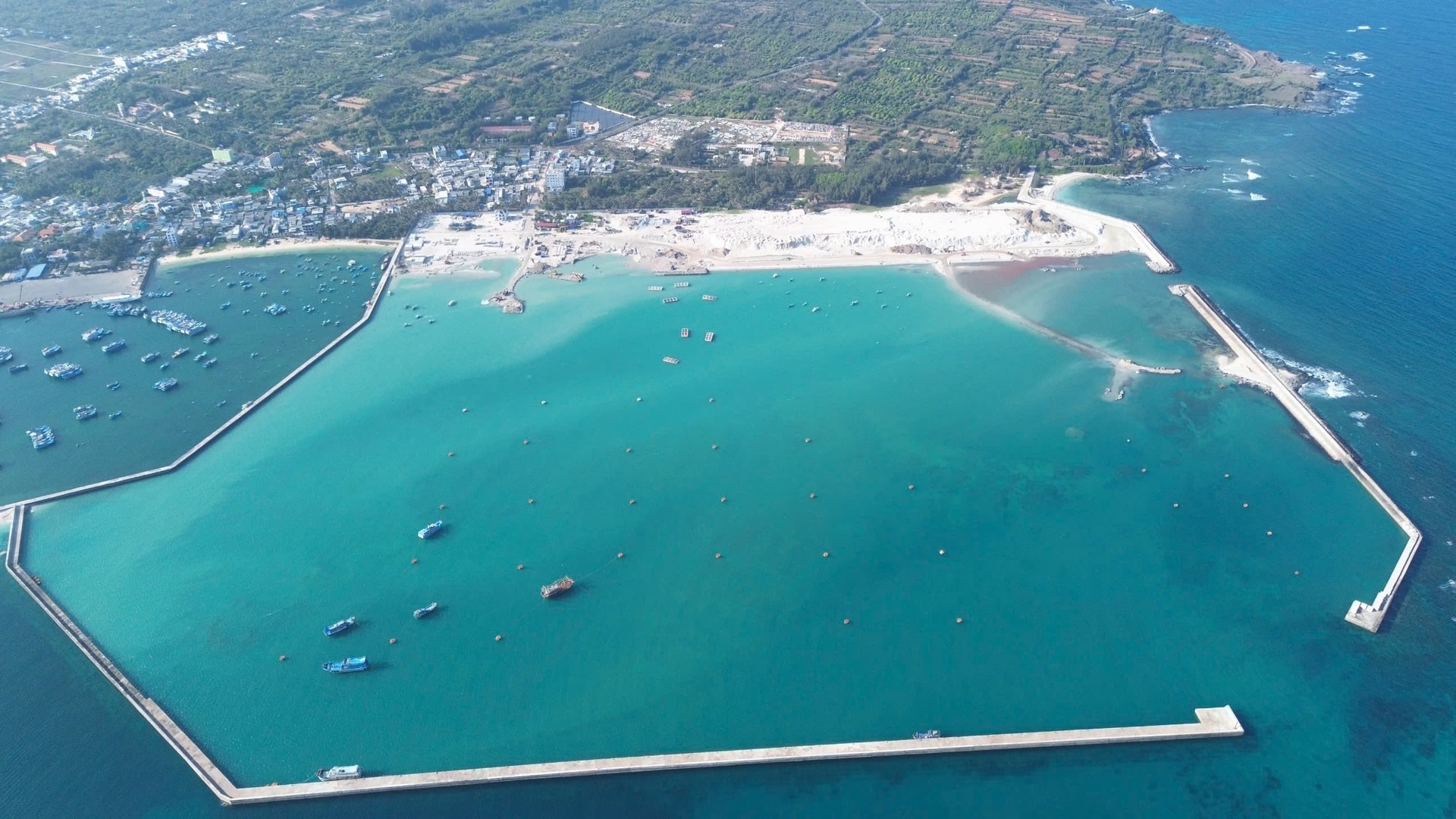 Refugio antitormentas para barcos pesqueros del general H en Phu Quy, visto desde arriba
