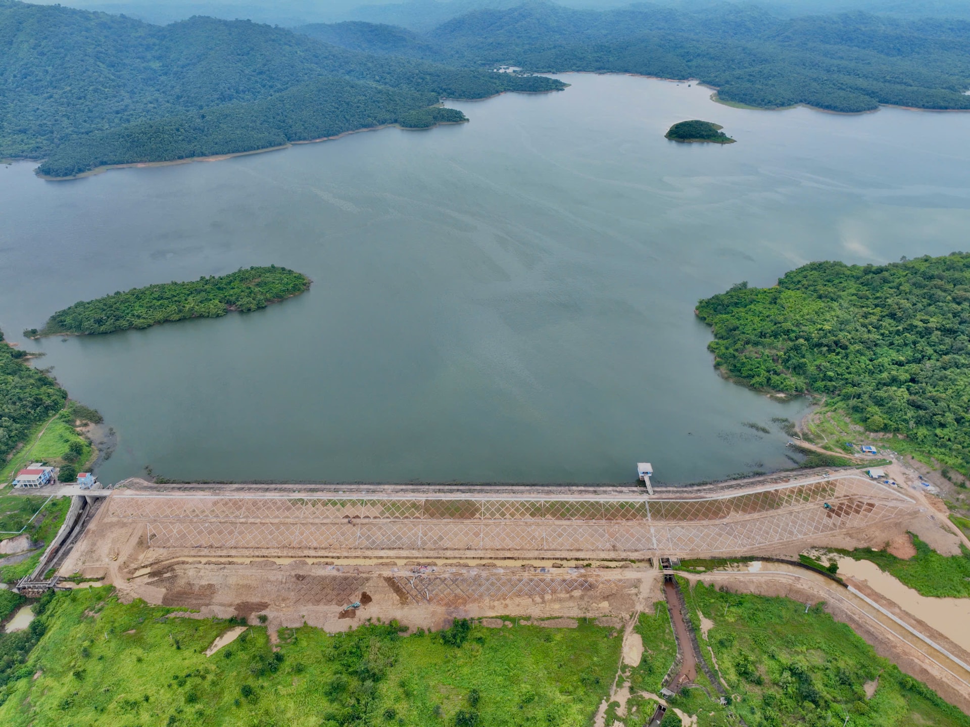 El lago del río Mong después de la reparación y mejora.