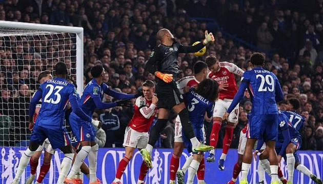 Hàng phòng ngự Chelsea bộc lộ nhiều khoảng trống trước các đợt tấn công của Arsenal.