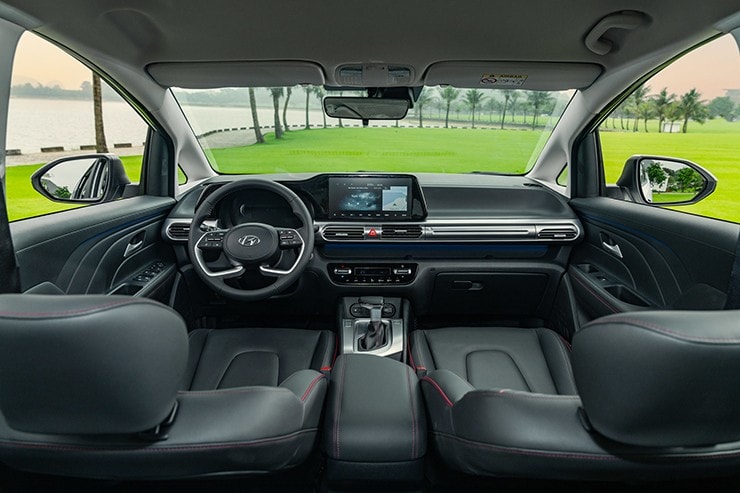 Nội thất Hyundai Stargazer 2025 với màn hình giải trí trung tâm cỡ lớn