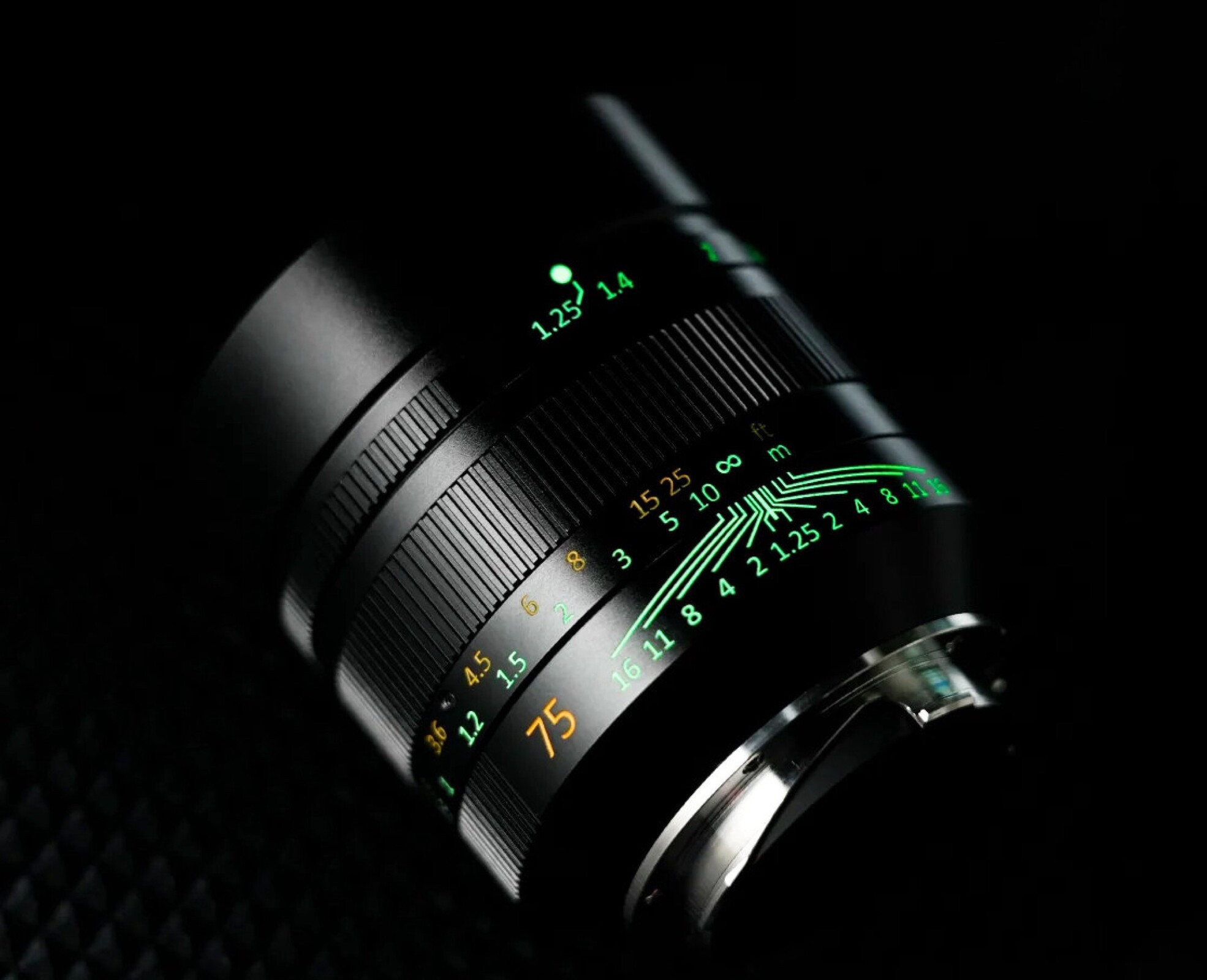 Ống kính 7Artisans 75mm f/1.25 thế hệ thứ hai sở hữu các chữ số phát quang trong bóng tối.