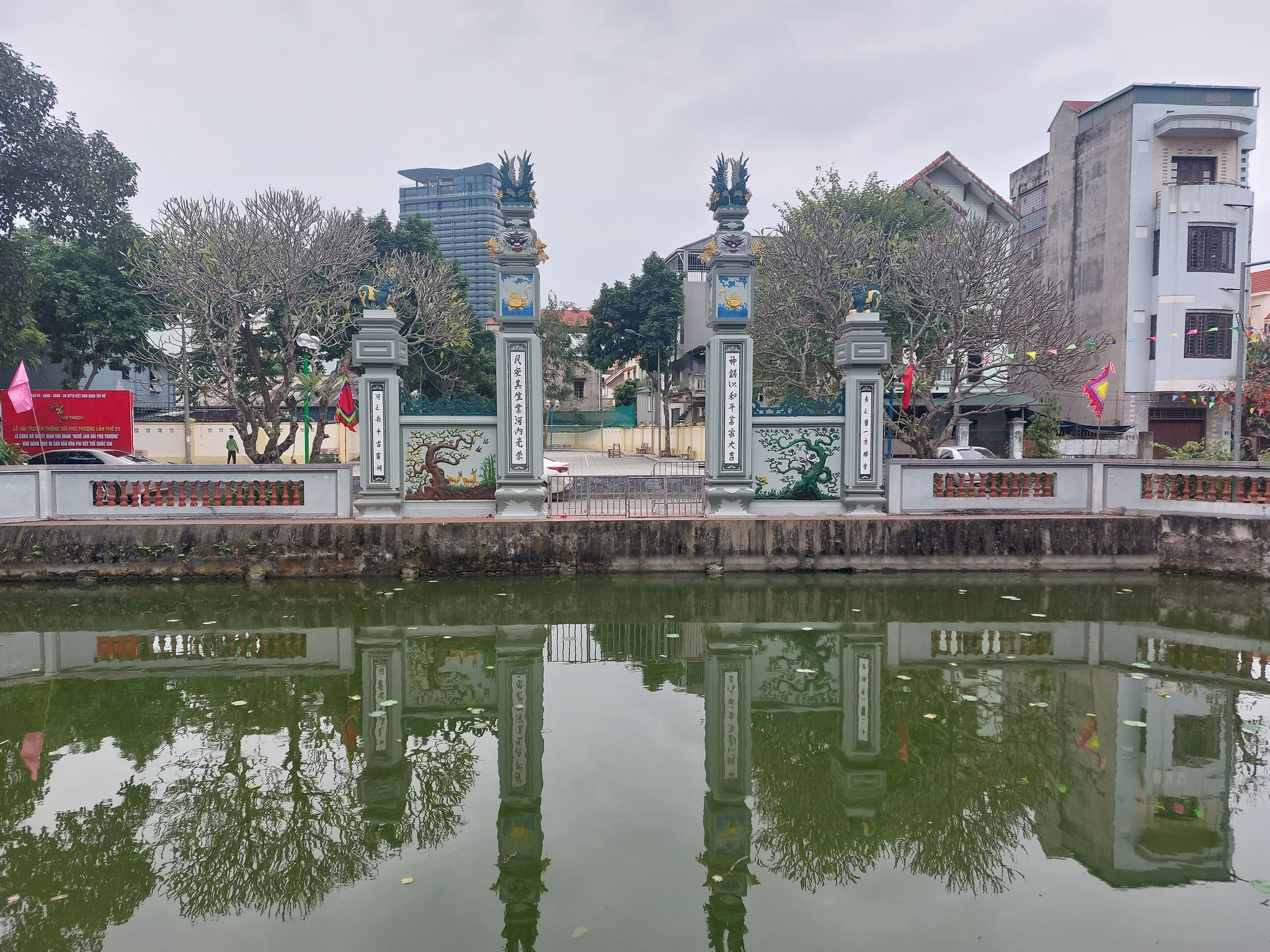 Cổng đình Phú Gia