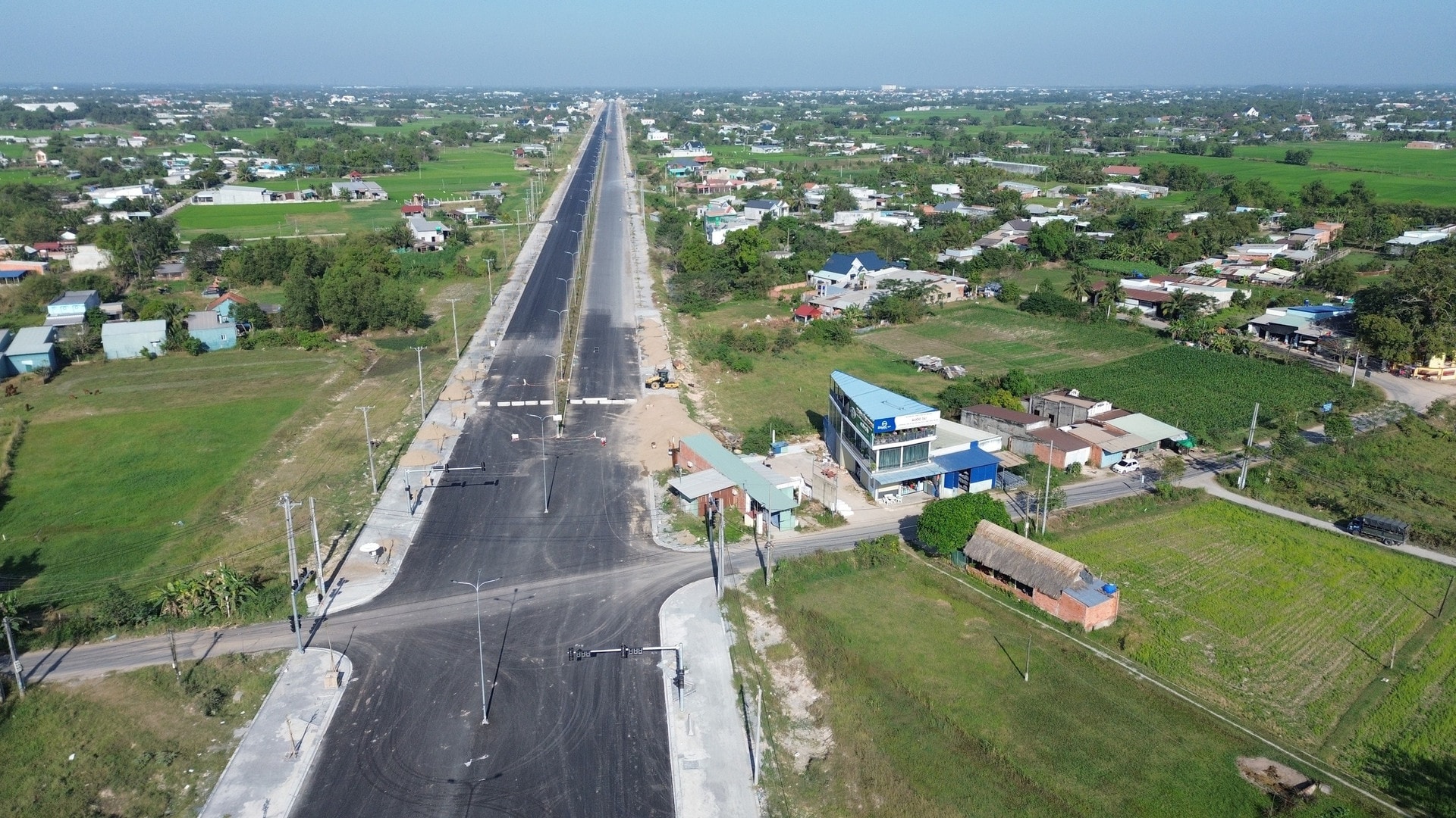 Thiết kế mặt đường tỉnh 823D với 4 làn xe hiện đại nối liền các khu công nghiệp.