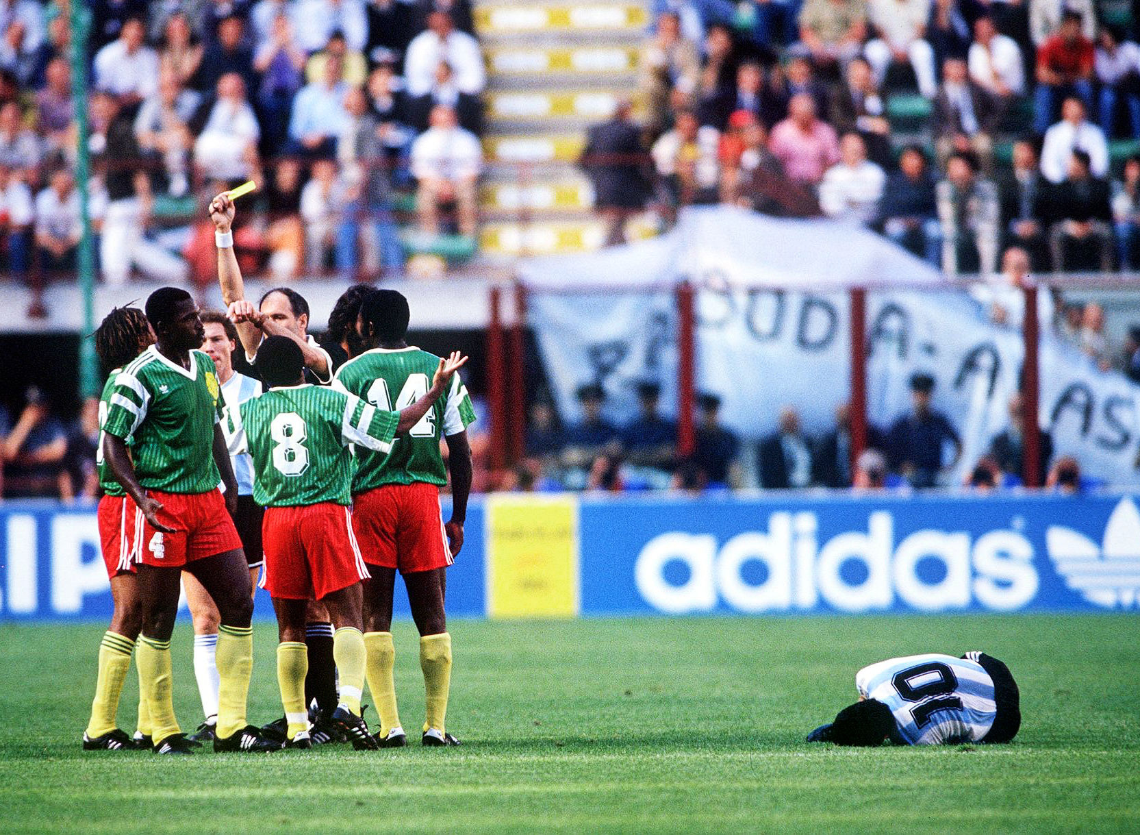 Maradona cùng Argentina gục ngã ngay tại trận đấu mở màn.