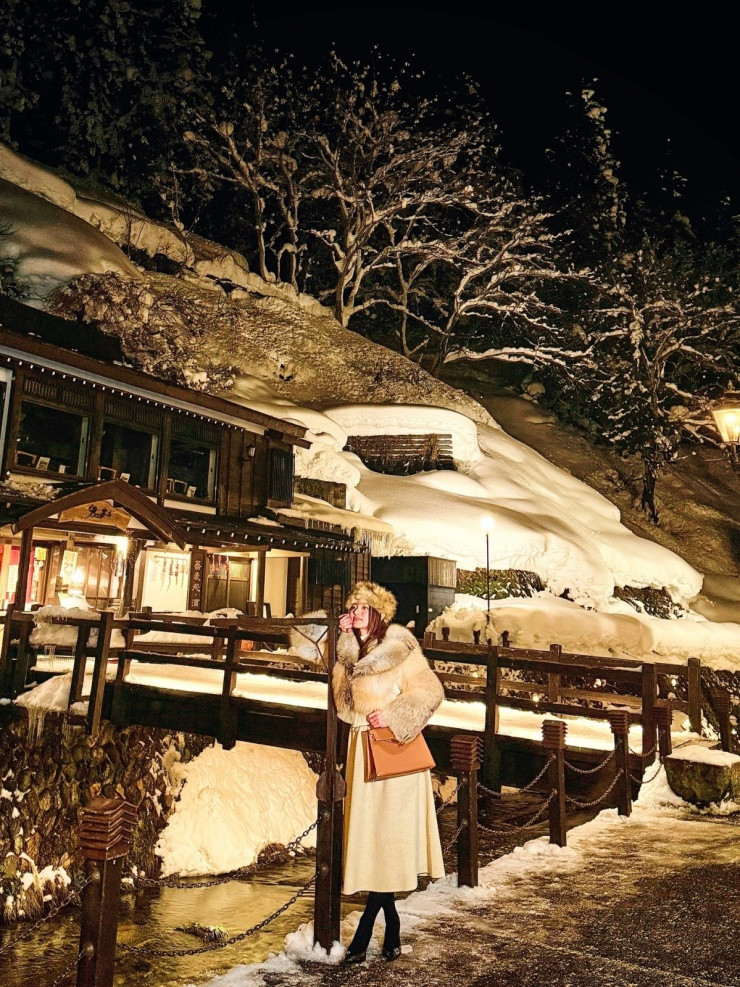 Á hậu Mai Ngô check-in tại thị trấn cổ Ginzan Onsen Nhật Bản