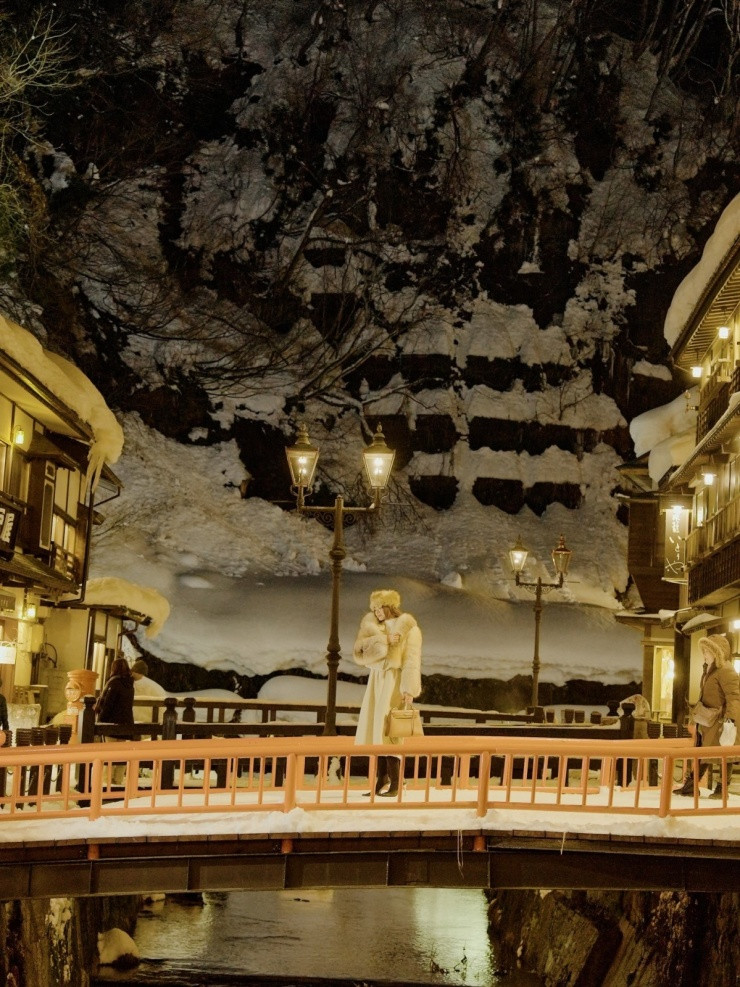 Cận cảnh nhà trọ truyền thống ryokan tại Ginzan Onsen