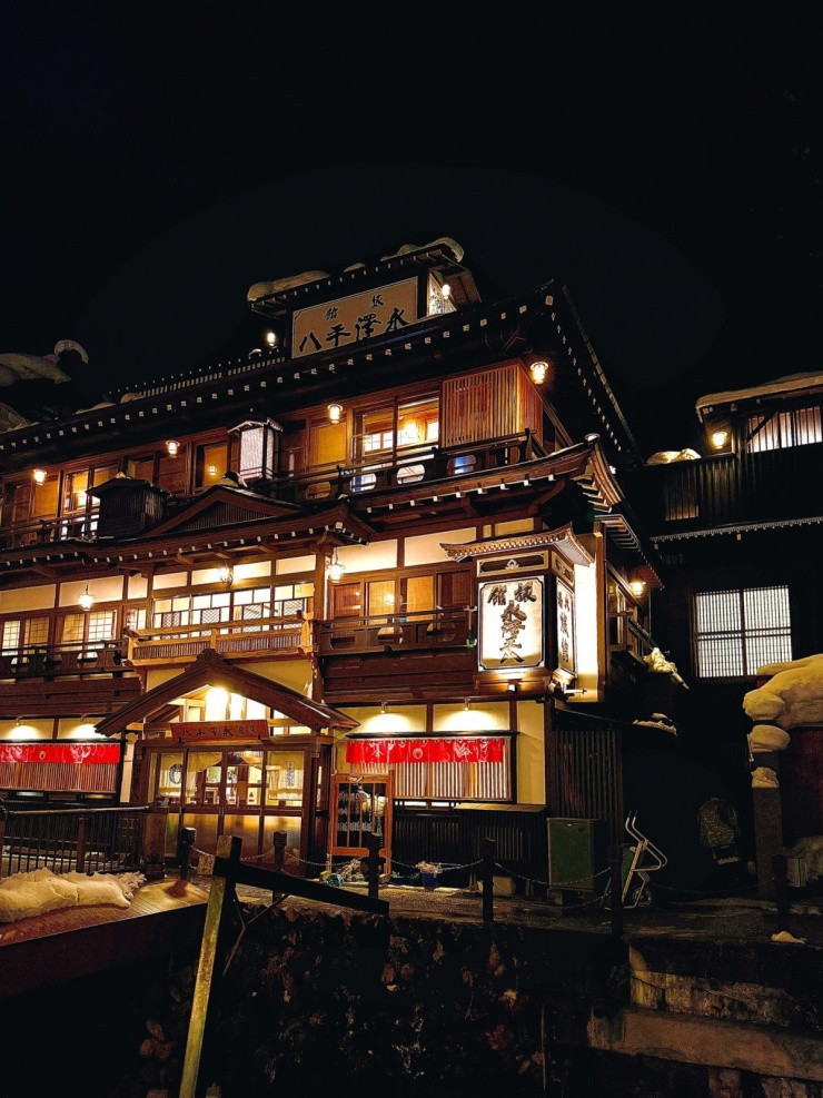 Góc nhìn gợi nhắc đến bối cảnh phim hoạt hình Spirited Away